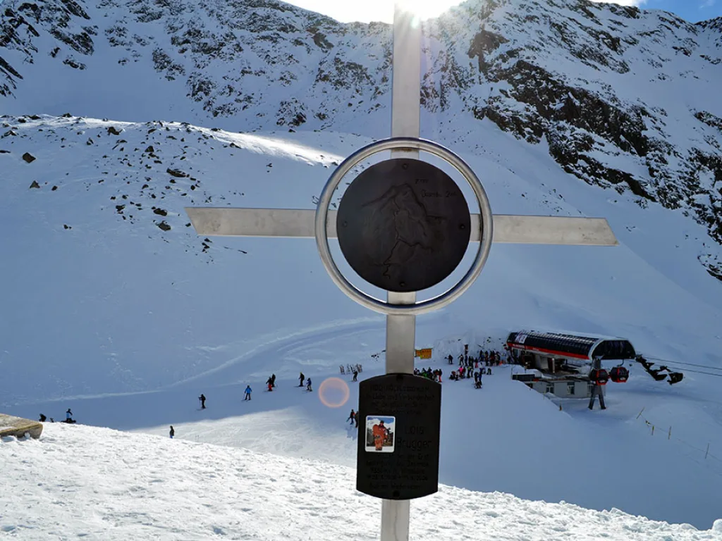 Gipfelkreuz vor dem weiten Blick ins Tal.
